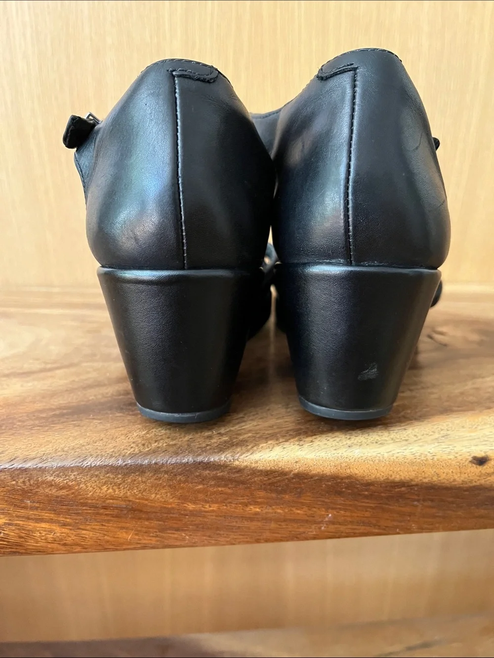 Clarke’s unstructured black leather wedge plaza cross 8.5